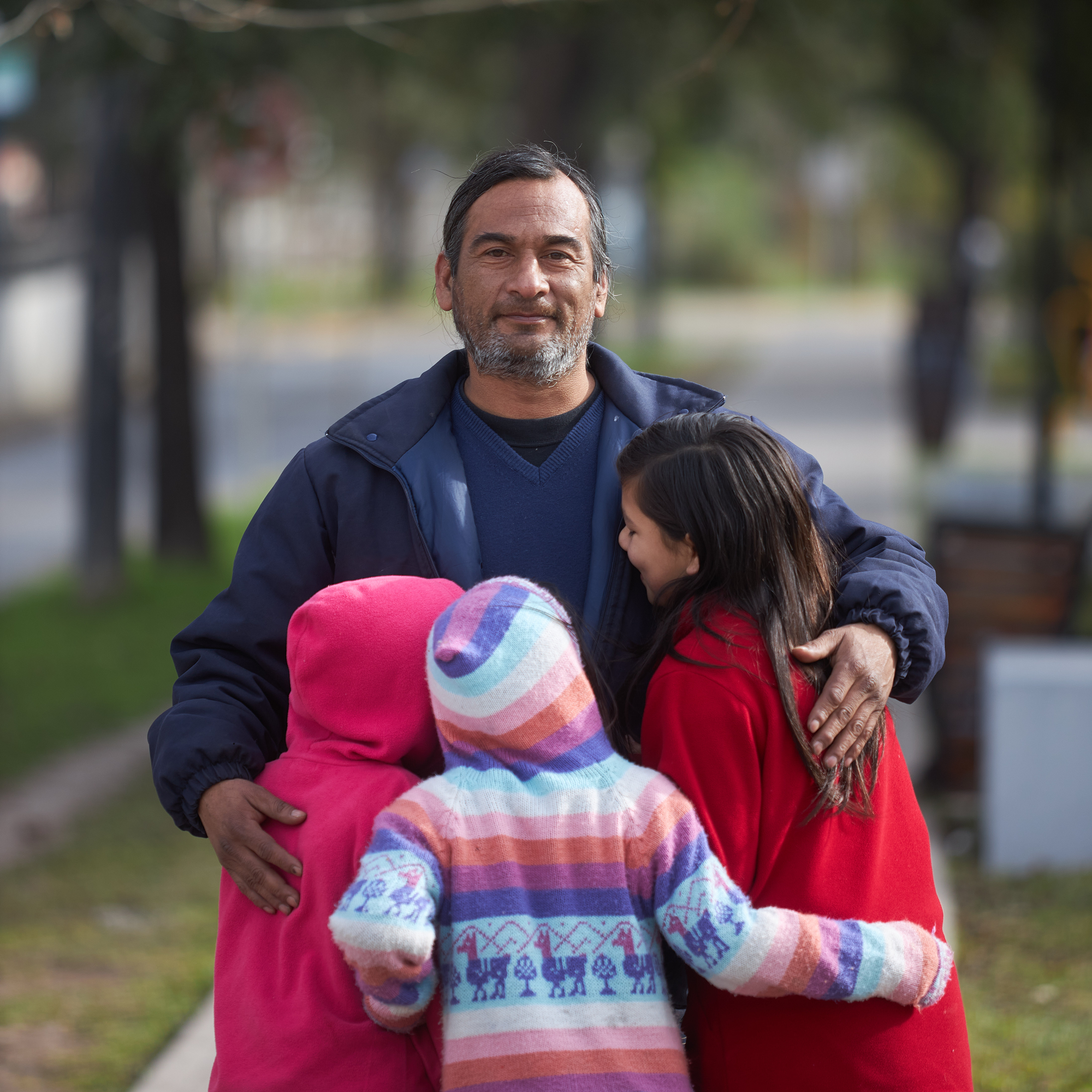 hector abrazando a sus hijas