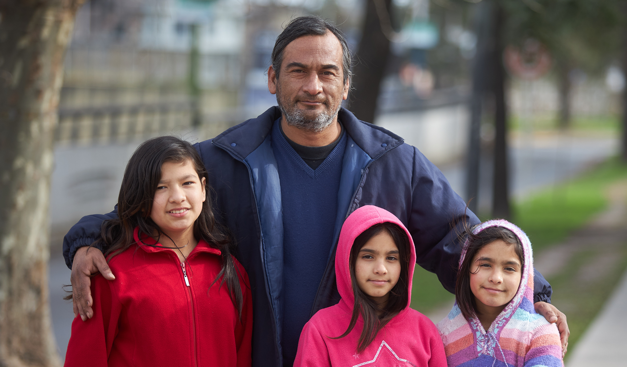 hector juntos a sus hijas, la mayor es sorda y las menores son mellizas